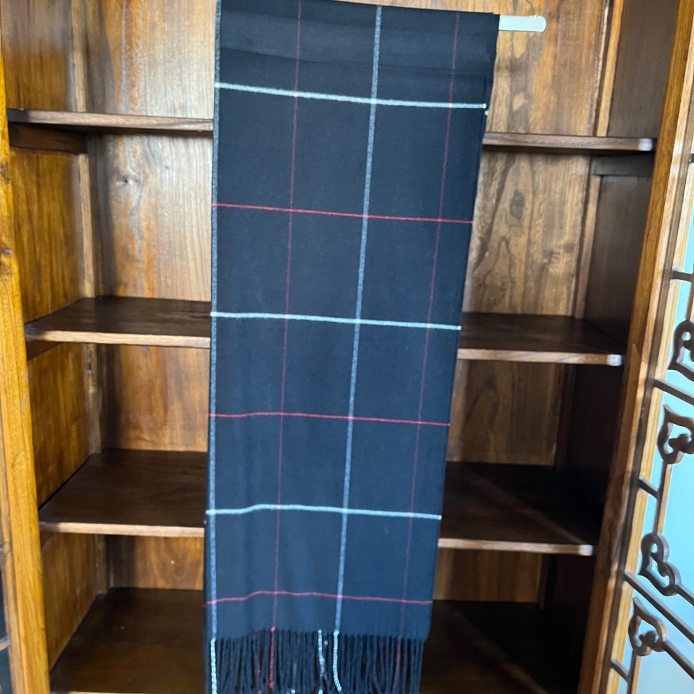 Cashmere-blend large scarf/wrap, in black, white, and red, like new, 28 x 70 in - Picture 6 of 11